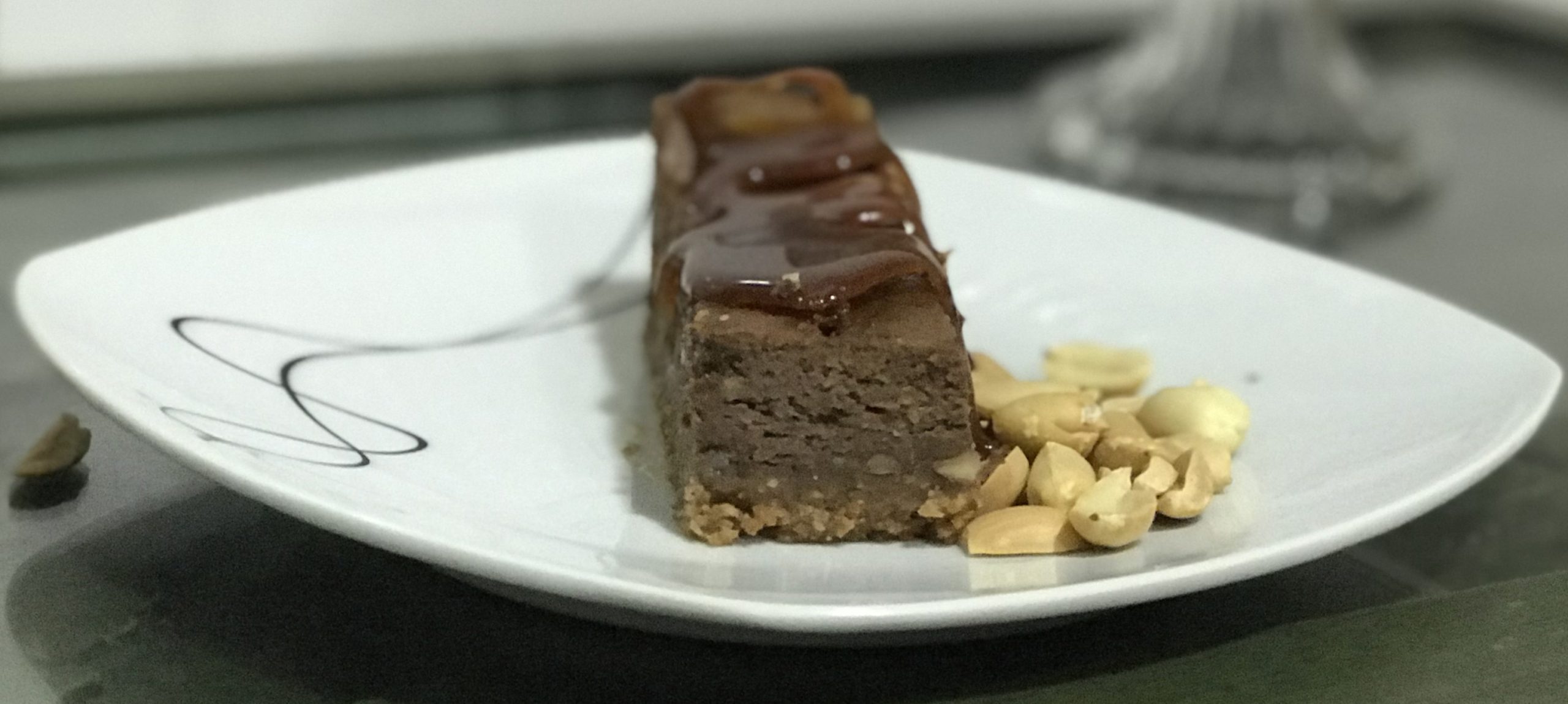 Barritas cheesecake de chocolate con cacahuete y caramelo "Snickers"
