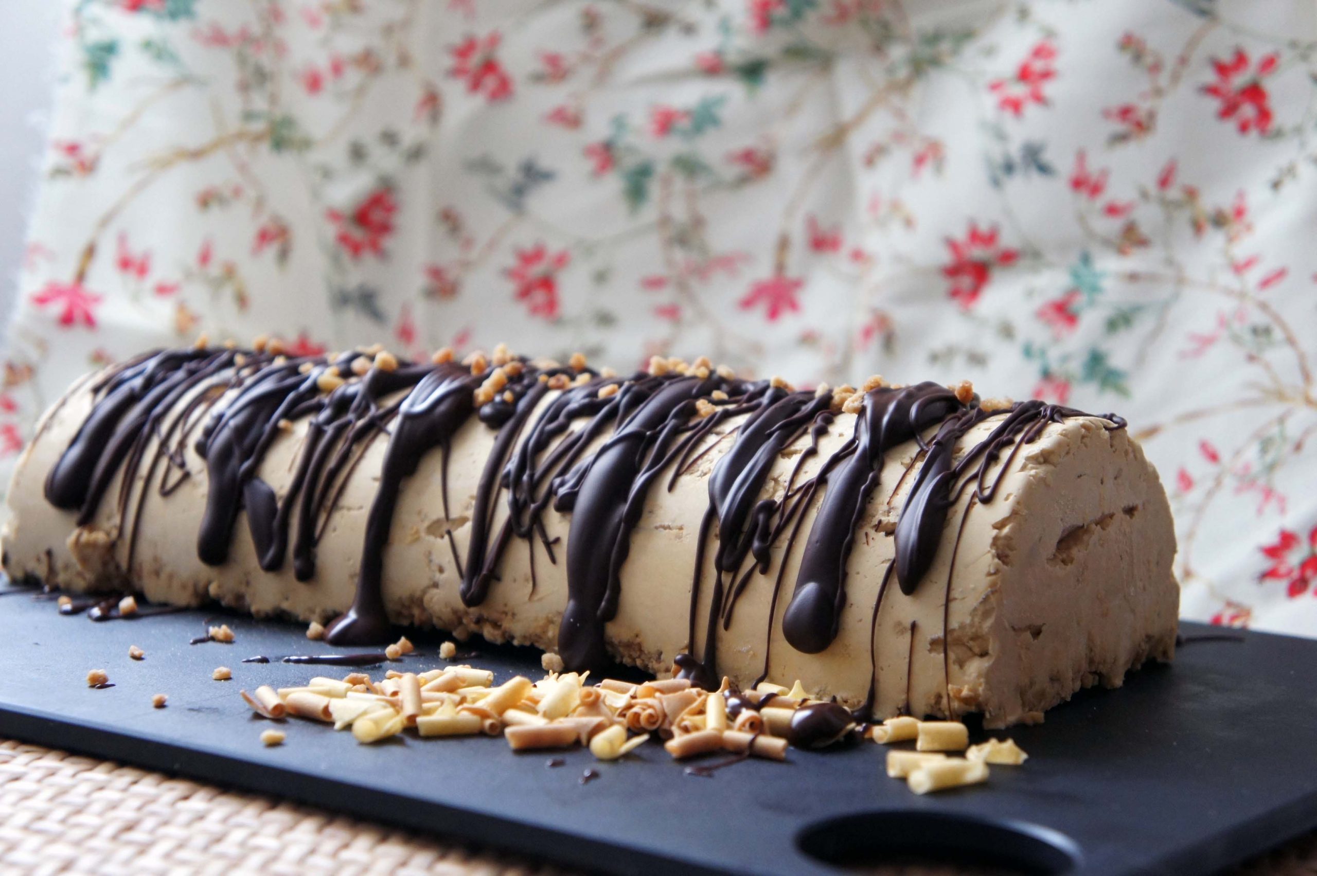 Semifrío de turrón con crunch de avellanas.